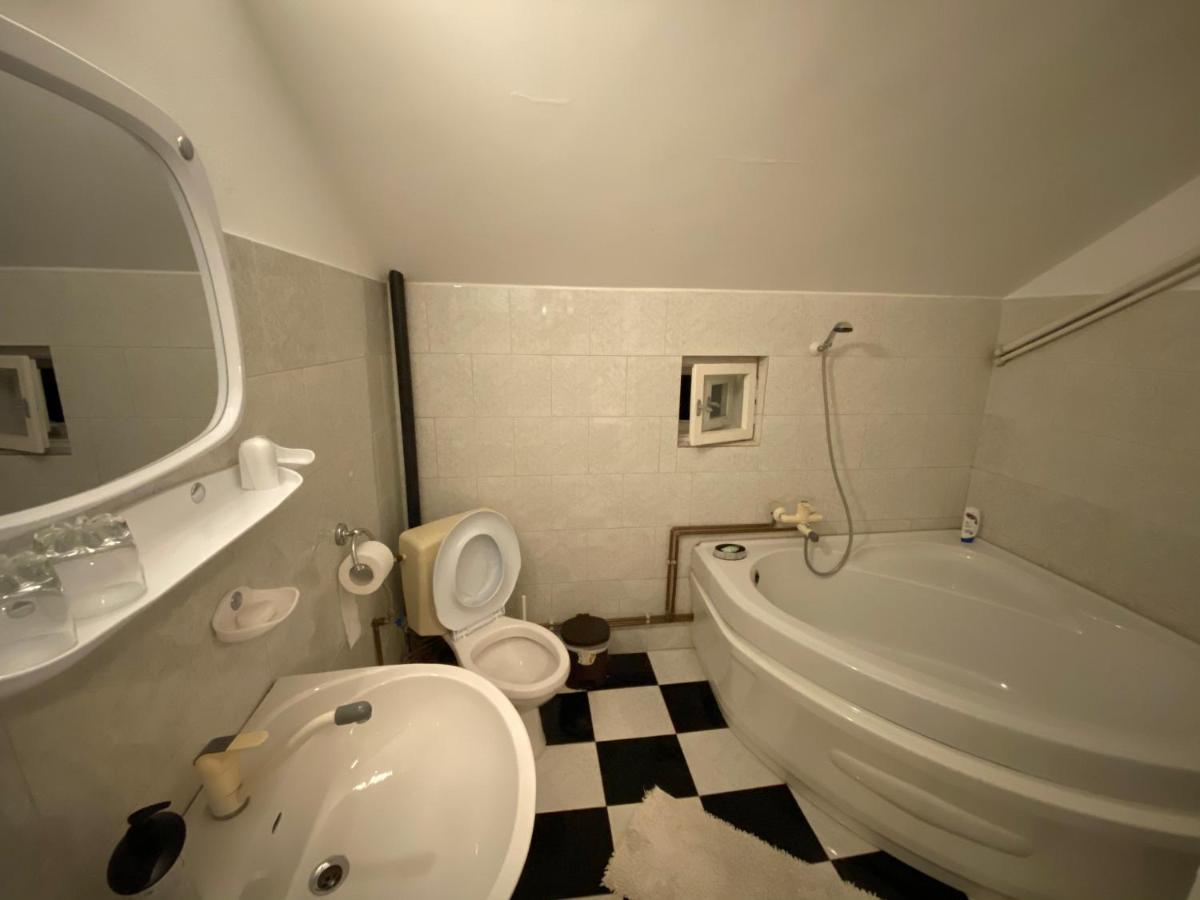 Apartament Mansarda Appartamento Curtea de Argeş Esterno foto